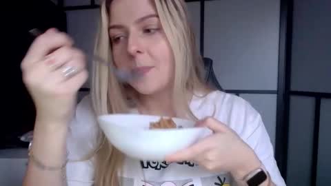 Snapshot of britneyglow chatting on 12/09/24, 11:26 BritneyGlow online show from 12/09/24, 11:26