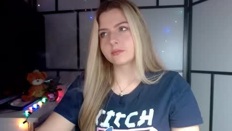 Snapshot of britneyglow chatting on 12/10/24, 04:17 BritneyGlow online show from 12/10/24, 04:17