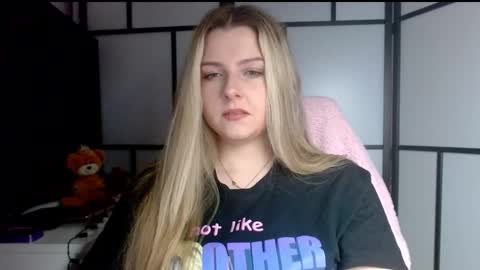 Snapshot of britneyglow chatting on 12/13/24, 04:49 BritneyGlow online show from 12/13/24, 04:49