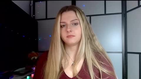 Snapshot of britneyglow chatting on 12/13/24, 11:06 BritneyGlow online show from 12/13/24, 11:06