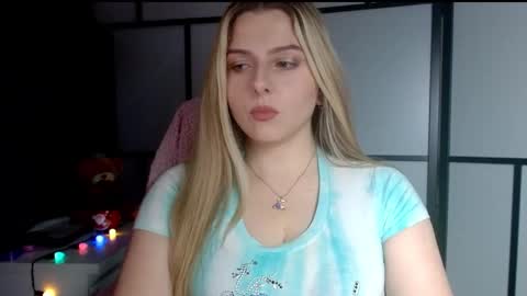 Snapshot of britneyglow chatting on 12/15/24, 03:42 BritneyGlow online show from 12/15/24, 03:42