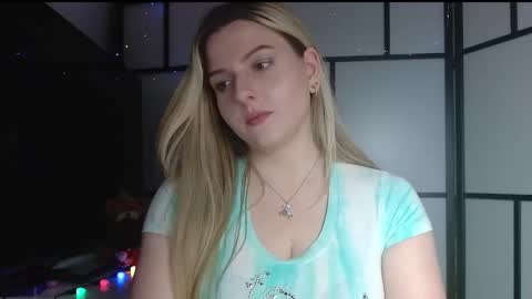 Snapshot of britneyglow chatting on 12/15/24, 10:37 BritneyGlow online show from 12/15/24, 10:37