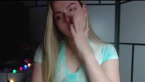 Snapshot of britneyglow chatting on 12/16/24, 01:42 BritneyGlow online show from 12/16/24, 01:42