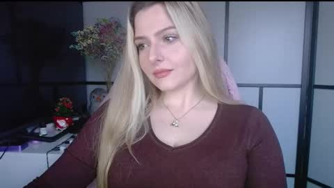 Snapshot of britneyglow chatting on 12/19/24, 02:13 BritneyGlow online show from 12/19/24, 02:13