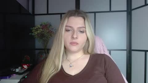 Snapshot of britneyglow chatting on 12/19/24, 05:18 BritneyGlow online show from 12/19/24, 05:18