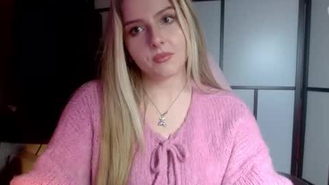 Snapshot of britneyglow chatting on 12/28/24, 01:29 BritneyGlow online show from 12/28/24, 01:29