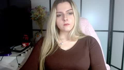 Snapshot of britneyglow chatting on 01/03/25, 07:18 BritneyGlow online show from 01/03/25, 07:18