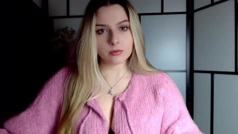 Snapshot of britneyglow chatting on 01/23/25, 07:40 BritneyGlow online show from 01/23/25, 07:40