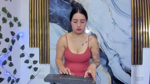 brittanyy20 online show from 11/22/25, 07:51