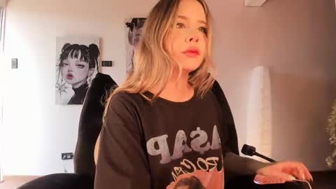 Snapshot of brooklyn_baby_ chatting on 03/14/26, 08:14 Nat Independent model Please help me to reach 200 thumbs up online show from 03/14/26, 08:14