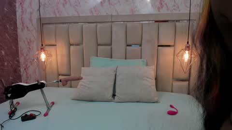 Snapshot of brownie_delicious chatting on 12/19/24, 10:32 Sara online show from 12/19/24, 10:32
