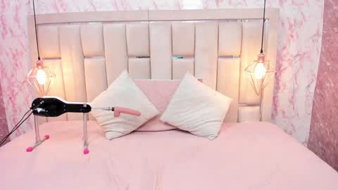 Snapshot of brownie_delicious chatting on 01/07/25, 10:30 Sara online show from 01/07/25, 10:30