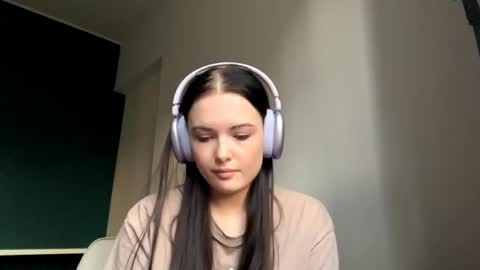 Snapshot of brunaceasor chatting on 04/29/26, 05:30 Luna online show from 04/29/26, 05:30