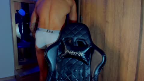 Snapshot of bryan_boy_ chatting on 12/13/24, 10:55 bryan online show from 12/13/24, 10:55