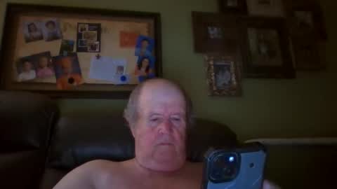 Snapshot of bullfrogg5050 chatting on 10/15/25, 10:26 bullfrogg5050 online show from 10/15/25, 10:26