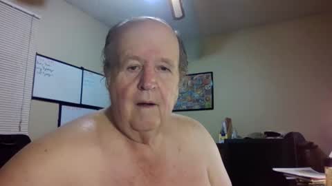 Snapshot of bullfrogg5050 chatting on 10/31/25, 01:01 bullfrogg5050 online show from 10/31/25, 01:01