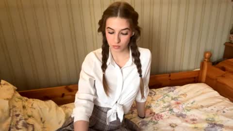 Snapshot of bumblebliss chatting on 04/18/26, 01:37 Mary online show from 04/18/26, 01:37