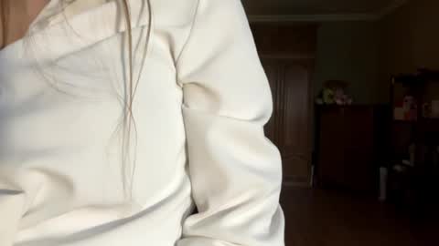 Snapshot of bumblebliss chatting on 05/20/26, 02:01 Mary online show from 05/20/26, 02:01