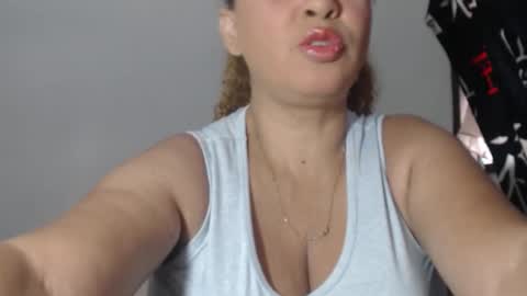 Snapshot of bustyamanda_ chatting on 12/17/25, 12:33 Amanda online show from 12/17/25, 12:33