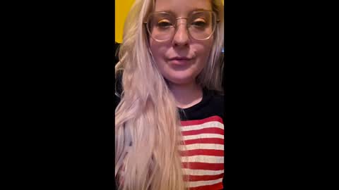 Snapshot of c0ck_queen chatting on 06/10/26, 02:45 Momuknow online show from 06/10/26, 02:45