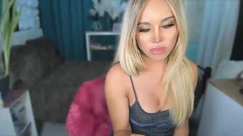 Snapshot of callmebythename_daisy chatting on 06/11/26, 03:54 A STINGY MAN IS A SIGN OF UNWELLINGNESS. online show from 06/11/26, 03:54