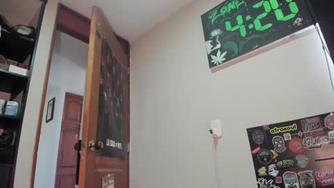 Snapshot of callsmoke chatting on 12/19/24, 07:18 Emma online show from 12/19/24, 07:18