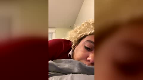 Snapshot of cals9x chatting on 12/22/25, 01:35 camzxoxox online show from 12/22/25, 01:35