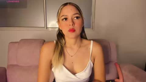 Snapshot of cami_hunter chatting on 12/13/24, 01:22   online show from 12/13/24, 01:22