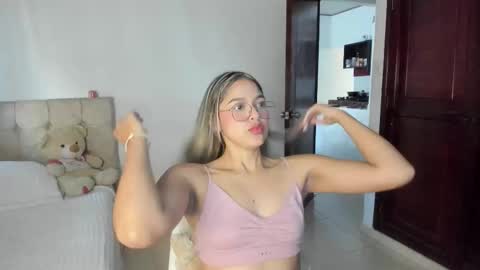 Snapshot of cami_hunter chatting on 09/30/25, 09:20   online show from 09/30/25, 09:20