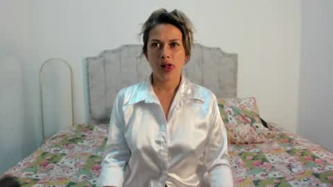 Snapshot of camila_borbon_ chatting on 06/20/26, 01:52 online show from 06/20/26, 01:52