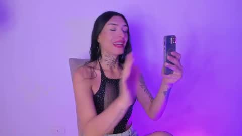 Snapshot of camila_coxx chatting on 06/04/26, 01:22 s online show from 06/04/26, 01:22
