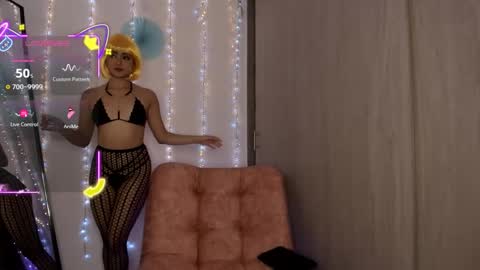 Snapshot of camilaandrade_ chatting on 10/25/25, 02:35 Cami online show from 10/25/25, 02:35