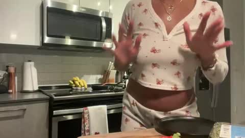 Snapshot of camiliakxoxo chatting on 11/18/25, 03:34 camiliakxoxo online show from 11/18/25, 03:34