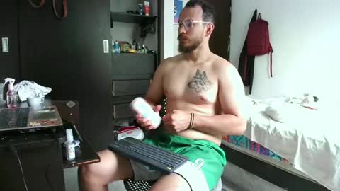 Snapshot of camiloex chatting on 01/11/25, 06:54 Camilo online show from 01/11/25, 06:54