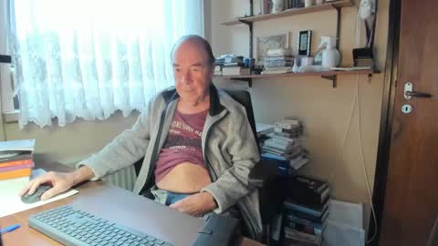 Snapshot of cammee chatting on 01/04/25, 08:28 Cammee online show from 01/04/25, 08:28