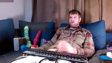 Snapshot of camzlut4u chatting on 02/16/26, 05:03 mark the Slut online show from 02/16/26, 05:03