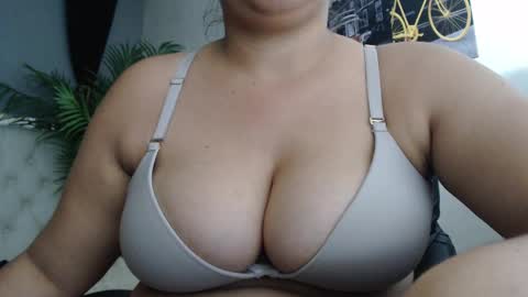 Snapshot of candiapole chatting on 09/19/25, 01:01 Candy  online show from 09/19/25, 01:01