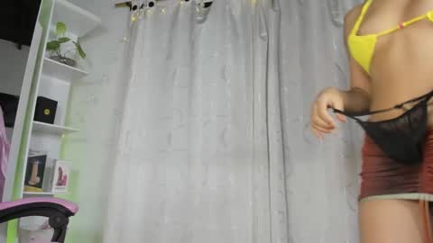 Snapshot of candy_hes chatting on 12/14/24, 12:33 Nickol online show from 12/14/24, 12:33