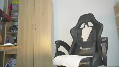 Nickol online show from 04/19/26, 08:33