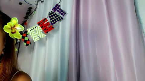 Snapshot of candylovergirl chatting on 10/28/25, 08:51 leahlex 3 online show from 10/28/25, 08:51