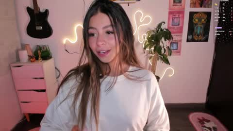 Snapshot of candyxpeach chatting on 05/20/26, 12:17 Camilla online show from 05/20/26, 12:17