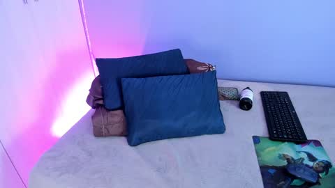 Snapshot of candyy_bella chatting on 12/13/24, 01:22 Isabella online show from 12/13/24, 01:22