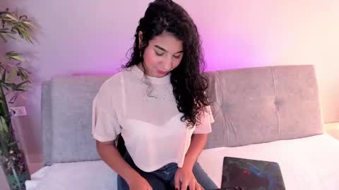 Snapshot of candyy_bella chatting on 02/14/25, 07:12 Isabella online show from 02/14/25, 07:12