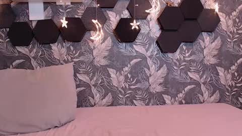 Mia online show from 12/05/25, 04:21