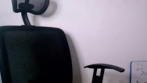 Caroline muscular crossdresser mistress online show from 10/03/25, 12:07