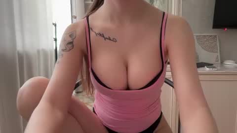Snapshot of caressysiren chatting on 06/25/26, 01:26 caressysiren online show from 06/25/26, 01:26