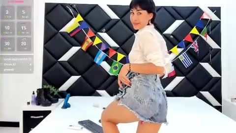 Snapshot of carlalinares chatting on 06/18/26, 10:36 Carla Linares online show from 06/18/26, 10:36