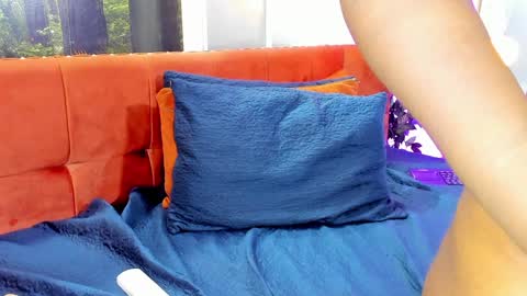 Snapshot of carliemoss chatting on 12/11/24, 01:05    online show from 12/11/24, 01:05