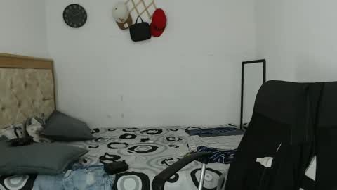 Snapshot of carlossmi01 chatting on 10/14/25, 03:40 carlossmi01 online show from 10/14/25, 03:40