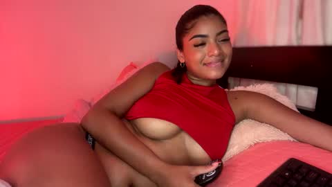 Snapshot of carlymonroee_ chatting on 02/11/25, 04:44 Littlecarly online show from 02/11/25, 04:44